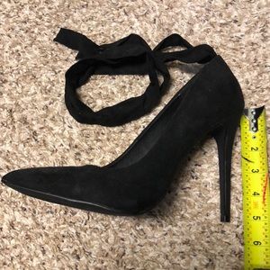 Neverworn black pump